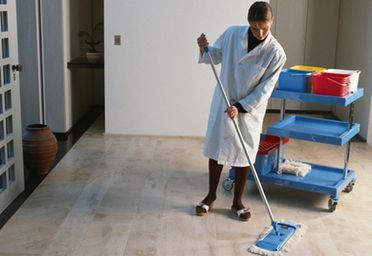 Limpiezas Santiago mujer limpiando